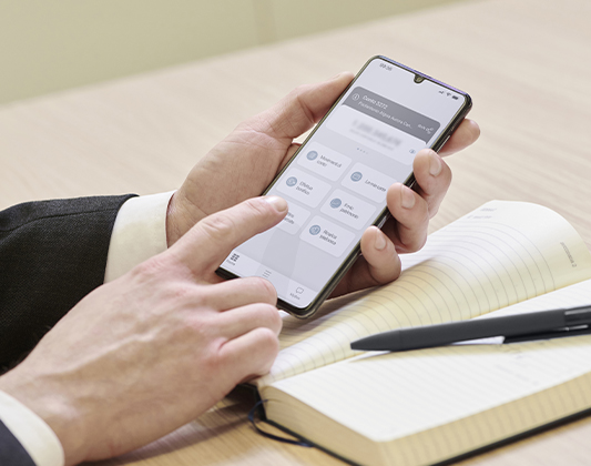Banker utilizza l'applicazione Credem Euromobiliare Private Banking su smartphone
